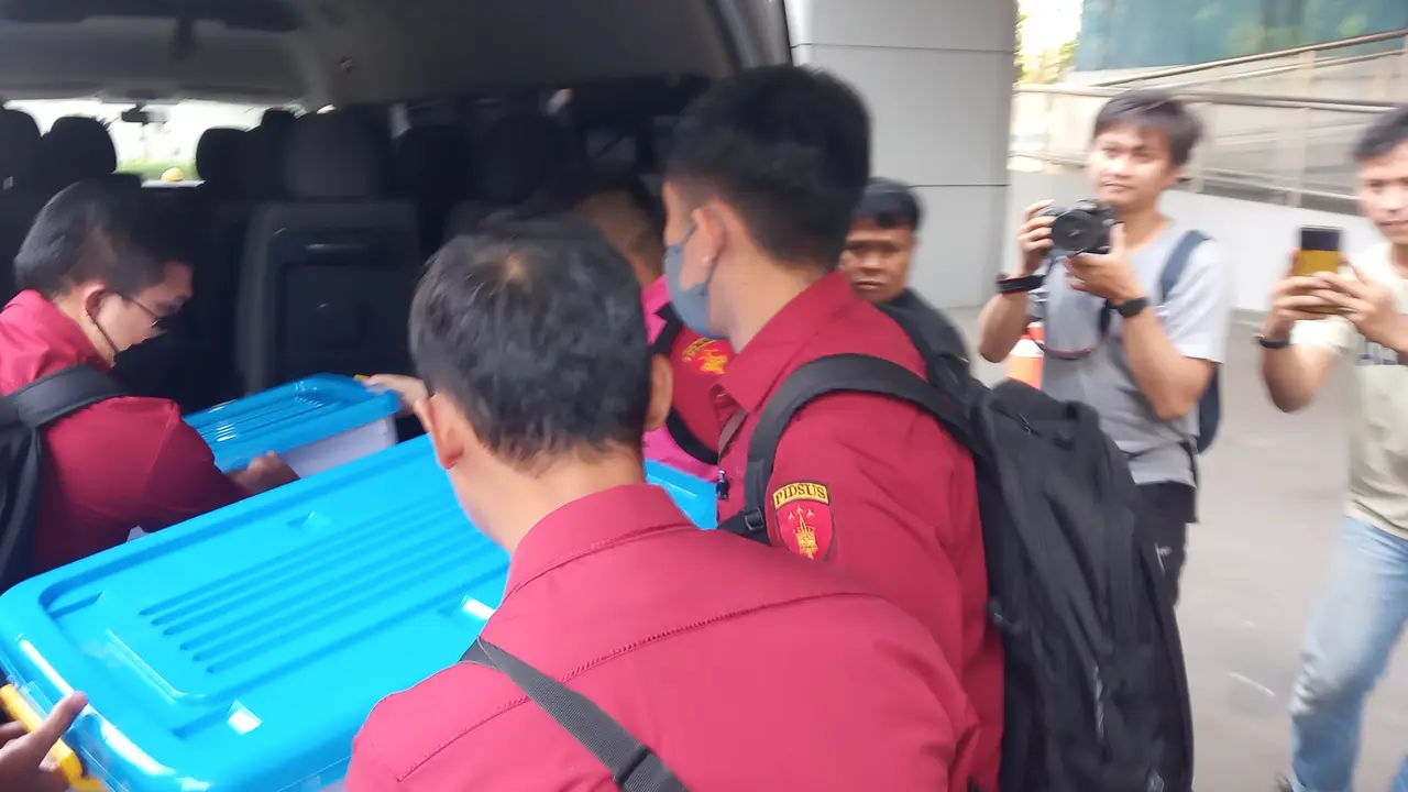 Penyidik Kejaksaan Agung (Kejagung) membawa dua boks kontainer usai menggeledah kantor Kementerian Komunikasi dan Informatika (Kominfo), Rabu (17/5/2023).