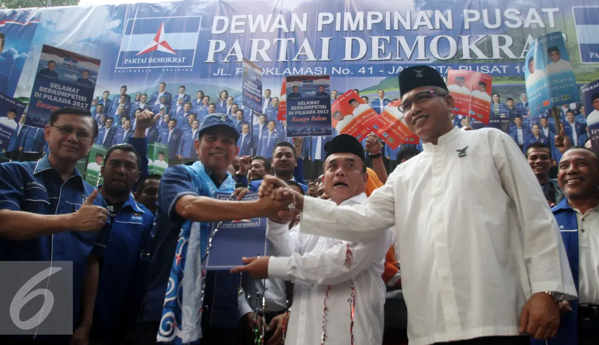 Partai Demokrat resmi mengusung Irwandi Yusuf dan Nova Iriansyah sebagai pasangan untuk menjadi gubernur dan wakil gubernur Aceh pada pilkada serentak 2017, Jakarta, Jumat (5/8). (Liputan6.com/Gempur M Surya)
