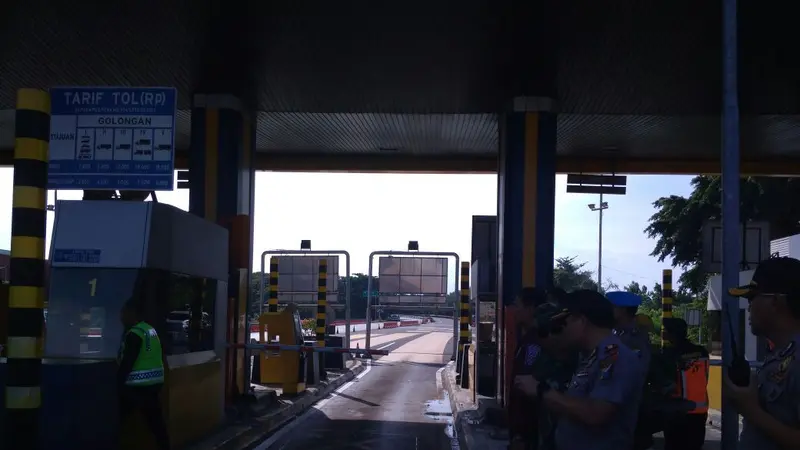 Tim Jibom Ledakkan Benda Mirip Bom di Gerbang Tol Sidoarjo