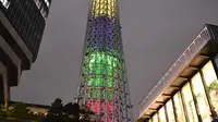 Gambar hitungan mundur menunjukkan angka 100 hari jelang pembukaan Olimpiade Tokyo 2020 ditampilkan di Tokyo Skytree yang menyala di Tokyo, Jepang, pada 14 April 2021. (Kazuhiro NOGI / AFP)