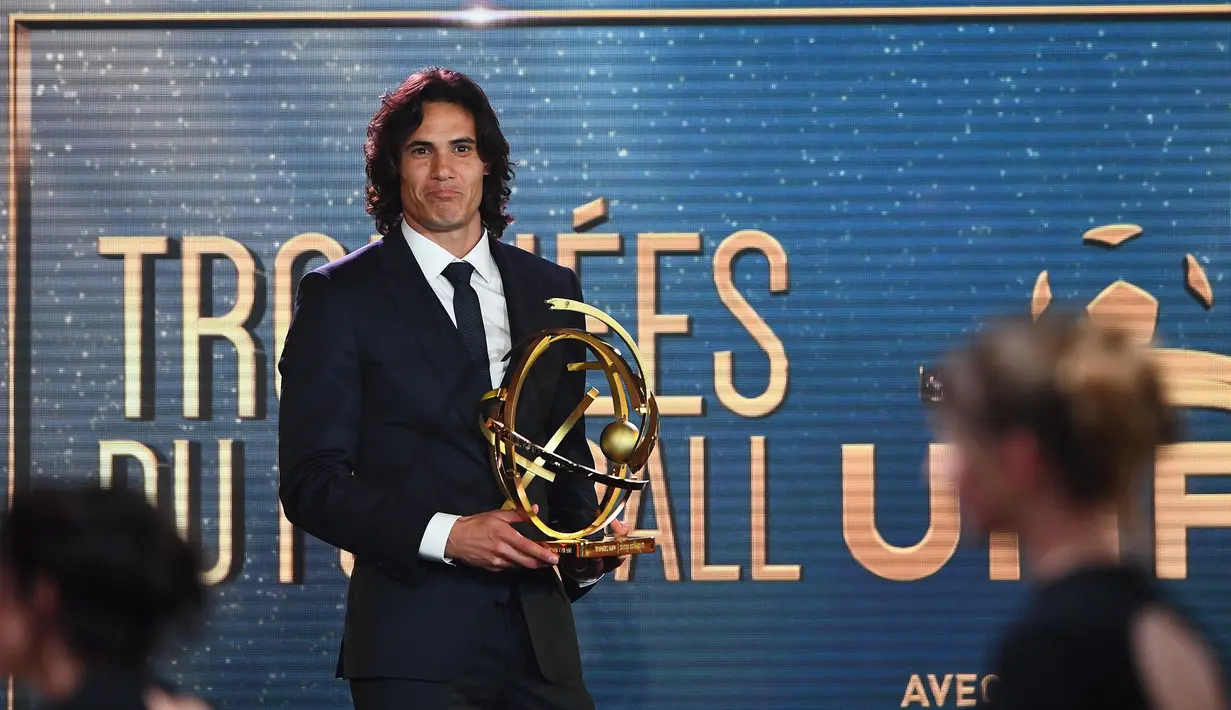 Penyerang PSG Edinson Cavani memegang trofi Pemain Terbaik Liga Prancis pada upacara penghargaan yang digelar UNFP di Pavillon d'Armenonville, Paris, Senin (15/5). Cavani sukses mencetak 35 gol dalam 35 pertandingan di Ligue 1. (FRANCK FIFE/AFP)
