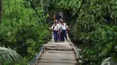Sejumlah pelajar berjalan di jembatan gantung di Lebak-Banten. Foto diambil pada Selasa (5/11/2014) (Liputan6.com/Johan Tallo)
