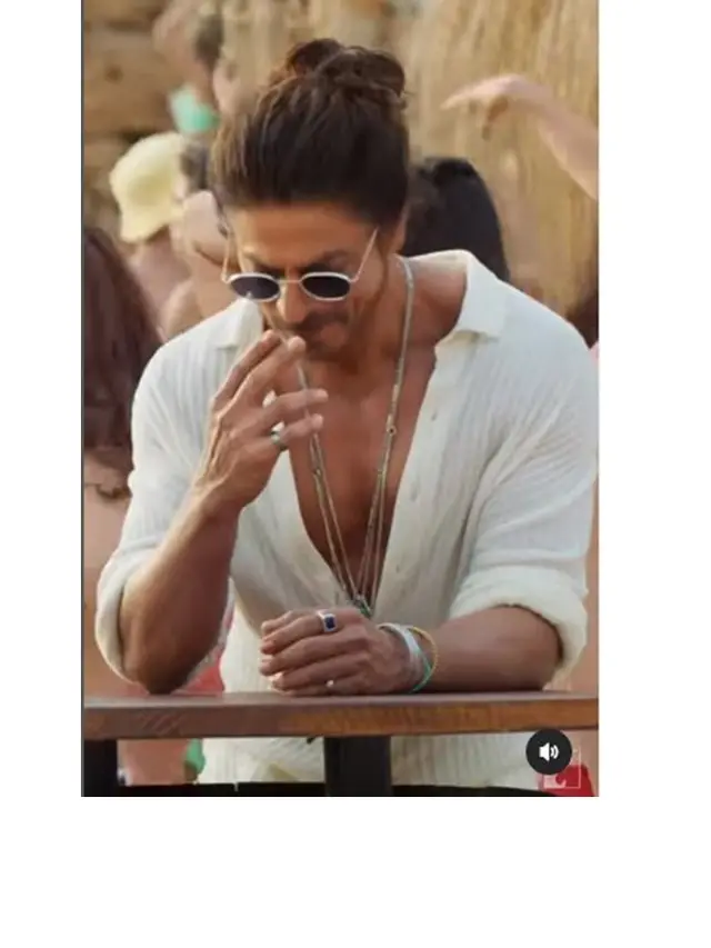 7 Potret Terbaru Shahrukh Khan Pamer Perut 8 Pack di Usia 57 Tahun, Curi Perhatian