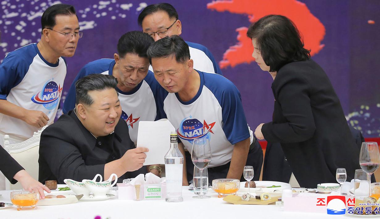 Dilansir Reuters, Jumat (24/11/2023), kantor berita resmi Korea Utara, Korean Central News Agency (KCNA), menyebut satelit mata-mata itu berhasil meluncur ke orbit luar angkasa. (Korean Central News Agency/Korea News Service via AP)