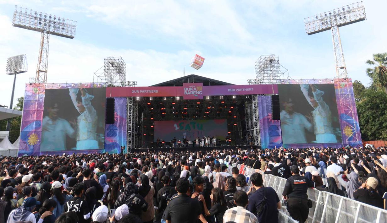Begitu pintu masuk utama atau open gate dibuka pada pukul 14.00 WIB, suasana langsung menjadi sangat ramai. Tampak dalam foto, pengunjung memadati panggung utama gelaran KapanLagi Buka Bareng (KLBB) Festival 2026 hari pertama di Stadion Madya, Kompleks Gelora Bung Karno, Senayan, Jakarta, Sabtu 28 Februari 2026. (Dok/Kapanlagi Youniverse)