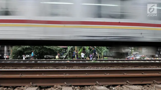 Minim Taman, Anak-Anak Nekat Bermain di Rel Kereta Api
