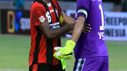 Kapten Persipura Boaz Solossa berbincang dengan mantan rekan setimnya yang musim ini memperkuat Bali United, Yoo Jae Hoon