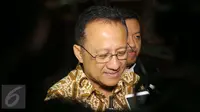 Mantan Ketua Dewan Perwakilan Daerah (DPD), Irman Gusman memberi keterangan kepada awak media usai menjalani sidang di Pengadilan Tipikor Jakarta, Senin (20/2). (Liputan6.com/Helmi Afandi)