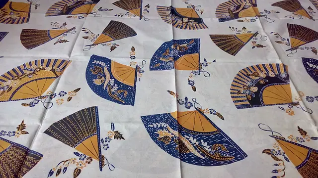 Dengan warna dasar kream, motif lawas Kipas batik tulis Garutan, nampak begitu indah sebagai salah satu koleksi kain berharga kaum pribumi tatar sunda sejak lama