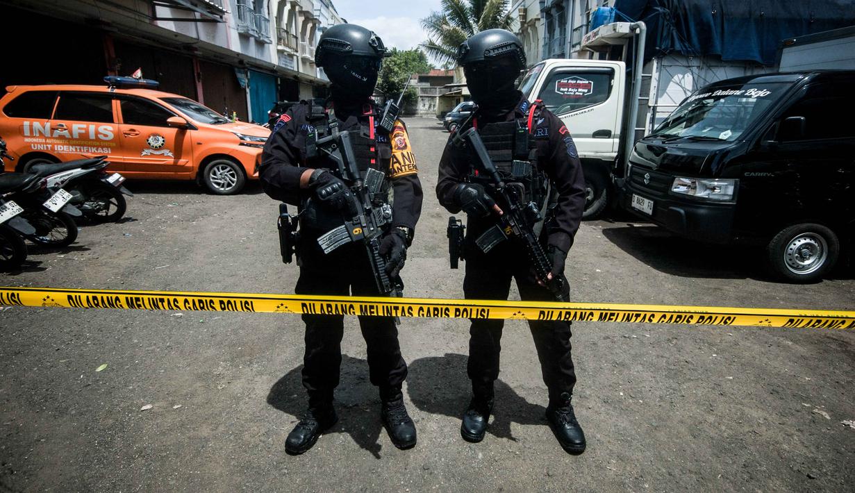 Polisi dari unit penjinak bom (Jibom) satuan Brimob Polda Jabar berjaga di sekitar depan Gereja Kristen Protestan Simalungun (GKPS) di Bandung, Jawa Barat pada Jumat 19 Desember 2025. Sebuah benda mencurigakan di depan gereja Gereja Kristen Protestan Simalungun (GKPS). (Timur Matahari/AFP)