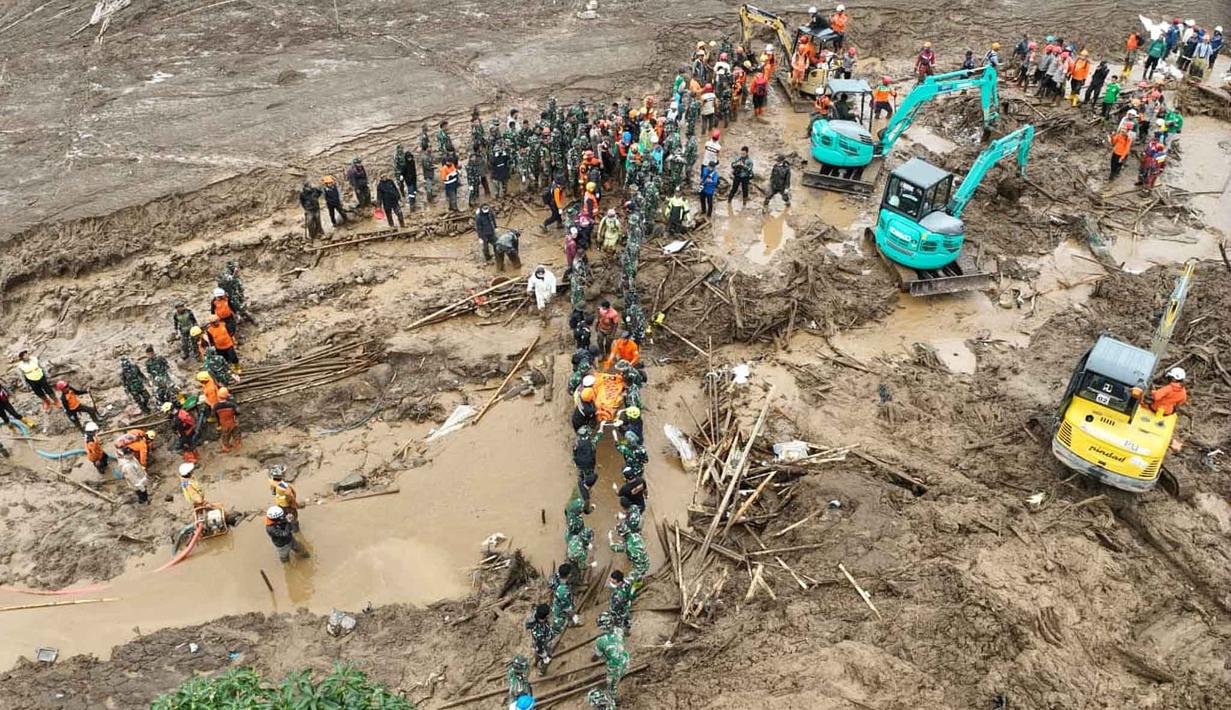 Tim juga akan menambah kekuatan di sektor lain untuk mempercepat pencarian. Tampak dalam foto yang dirilis oleh Badan Nasional Penanggulangan Bencana (BNPB) Indonesia ini, tim penyelamat mencari korban di Desa Pasirlangu, Kecamatan Cisarua, Kabupaten Bandung Barat, Jawa Barat, Senin 26 Januari 2026. (BNPB via AP)