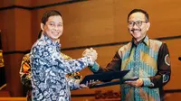 Mantan wakil menteri perhubungan Bambang Susantono dan Ignasius Jonan di acara serah terima jabatan Menteri Perhubungan, Jakarta, Kamis (30/10/2014). (Liputan6.com/Faizal Fanani)