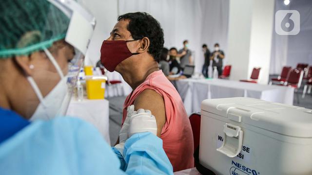 FOTO: Pekerja Swasta Ikuti Program Vaksinasi Gotong Royong