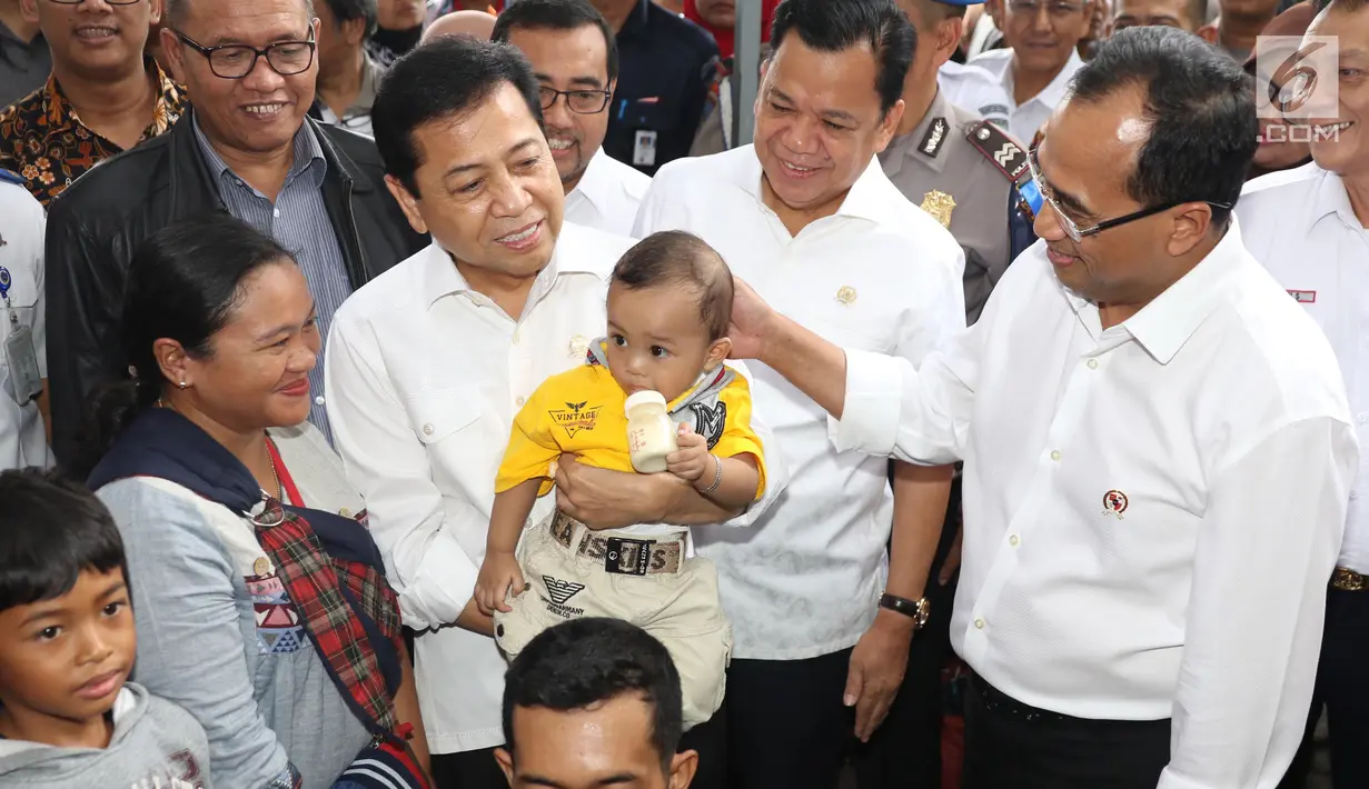Ketua DPR RI Setya Novanto menggendong anak pemudik saat melakukan inspeksi mendadak (sidak)  di Stasiun Senen, Jakarta, Kamis (22/6). Sidak ini dilakukan guna mengecek kesiapan mudik Lebaran 2017. (Liputan6.com/Angga Yuniar)