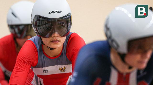 Pebalap Sepeda Indonesia, Ayustina Delia Priatna bersiap melakukan start pada nomor omnium putri UCI Track Nations Cup 2023 di Jakarta International Velodrome, Rawamangun, Jakarta, Minggu (26/02/2023). (Bola.com/Bagaskara Lazuardi)