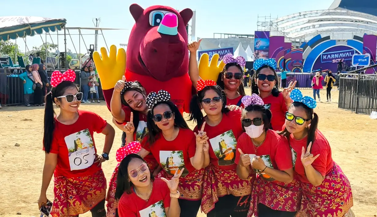 Maskot Piala Dunia U-17, Bacuya berfoto bersama dengan peserta acara off air senam massal pagi saat Karnaval SCTV yang digelar di Menara Pandang Teratai Purwokerto, Jawa Tengah pada Sabtu (23/09/2023). (Dok. SCTV)