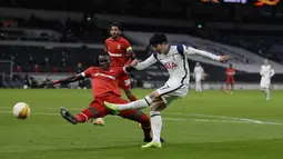 Penyerang Tottenham Hotspur, Son Heung-min menembak bola saat bek Royal Antwerp, Abdoulaye Seck mencoba membloknya dari arah kiri pada matchday terakhir Grup J Liga Europa di Tottenham Hotspur Stadium, Jumat (11/12/2020) dinihari WIB. Tottenham mengalahkan Antwerp 2-0. (AP/Kirsty Wigglesworth, pool)