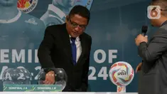 Ketua Komite kompetisi PSSI, Endri Erawan mengambil bola dalam pot pada acara The Draw for Semifinal of Pegadaian Liga 2 2023/24 di SCTV Tower, Jakarta, Senin (5/2/2024). (Liputan6.com/Herman Zakharia)