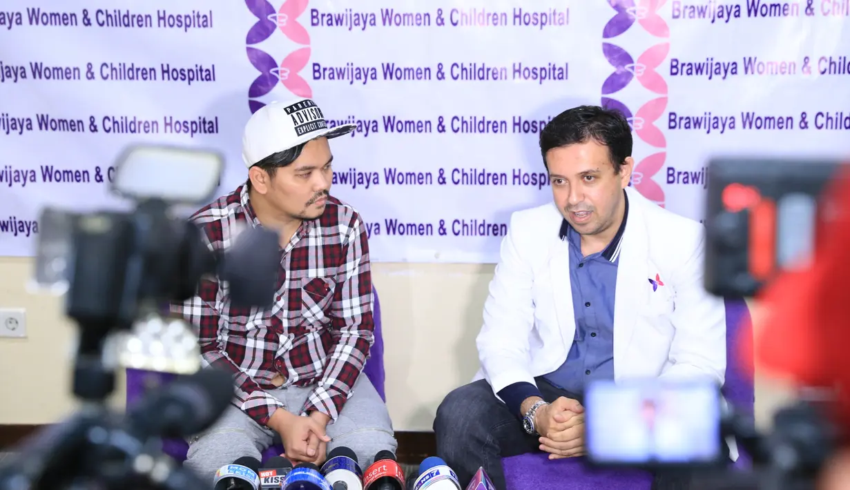 Demi menyelamatkan janin dalam kandungan istrinya, operasi harus dilakukan. Beruntung operasi yang berjalan sekitar 30 menit itu berjalan lancar. (Adrian Putra/Bintang.com)