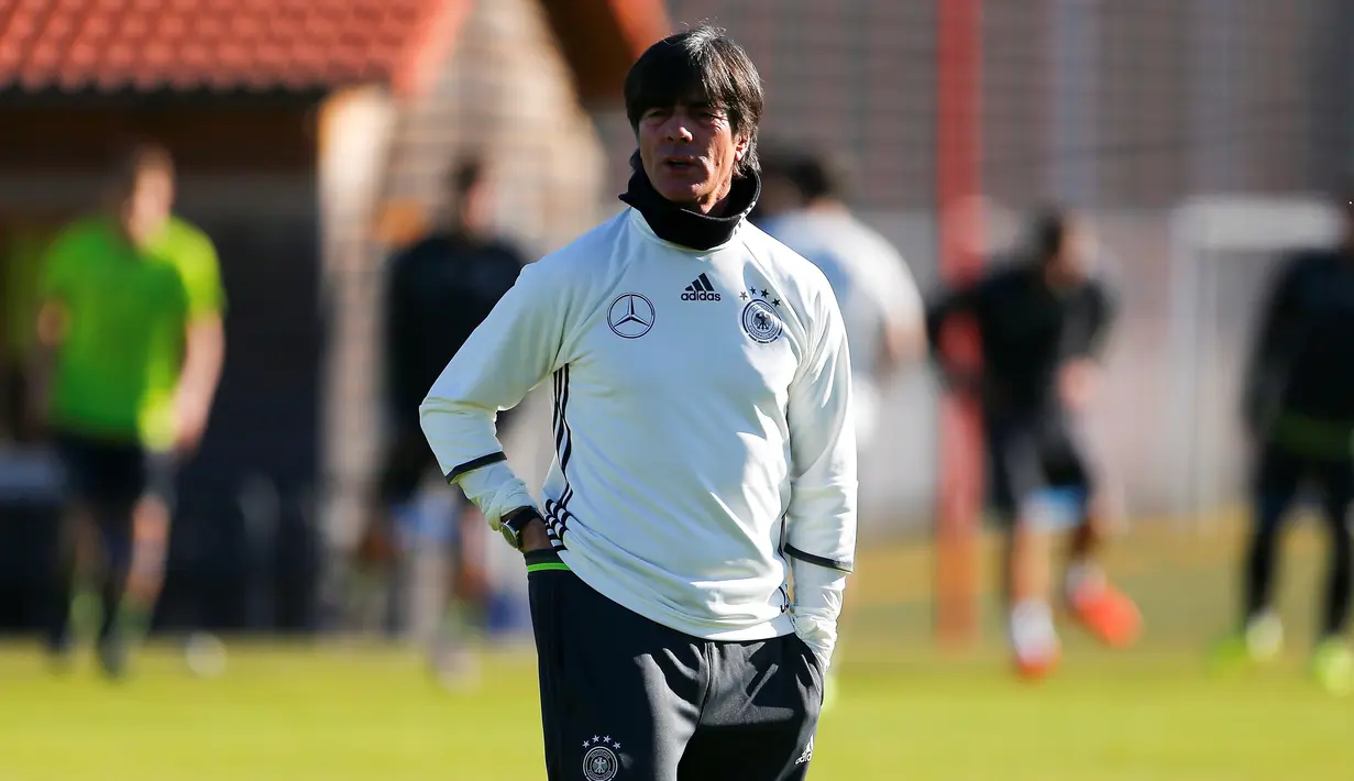 Pelatih Jerman Joachim Loew memimpin sesi latihan timnas Jerman jelang partai persahabatan dengan Perancis di Munich, Jerman, Rabu(11/11/2015) WIB. (REUTERS/Michael Dalder)