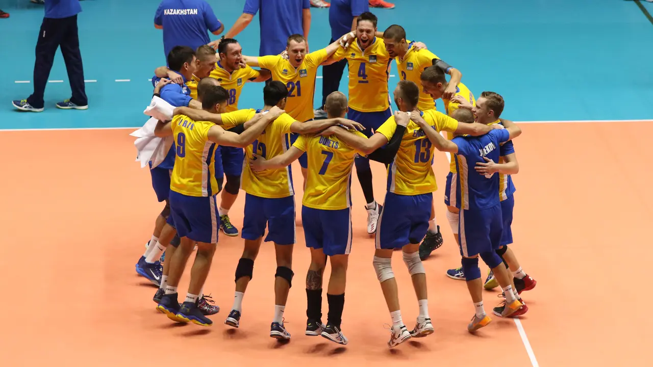 Tim voli putra Kazakhstan merayakan kemenangan atas Qatar pada Kejuaraan Voli Asia 2017 di GOR Tri Dharma, Gresik, Senin (24/7/2017). Kazakhstan unggul 18-25, 20-25, 26-24, 25-19, dan 15-10. (Liputan6.com/Helmi Fithriansyah)