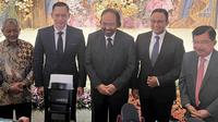 Gubernur DKI Jakarta Anies Baswedan, dengan Ketua Umum Demokrat Agus Harimurti Yudhoyono (AHY) diapit oleh Presiden PKS Ustadz Syaikhu, Ketua NasDem Surya Paloh, dan Mantan Wapres Jusuf Kalla (@herzakymahendra)