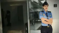 Petugas Airport Security di Bandara Internasional Soekarno-Hatta, Tangerang, Banten.