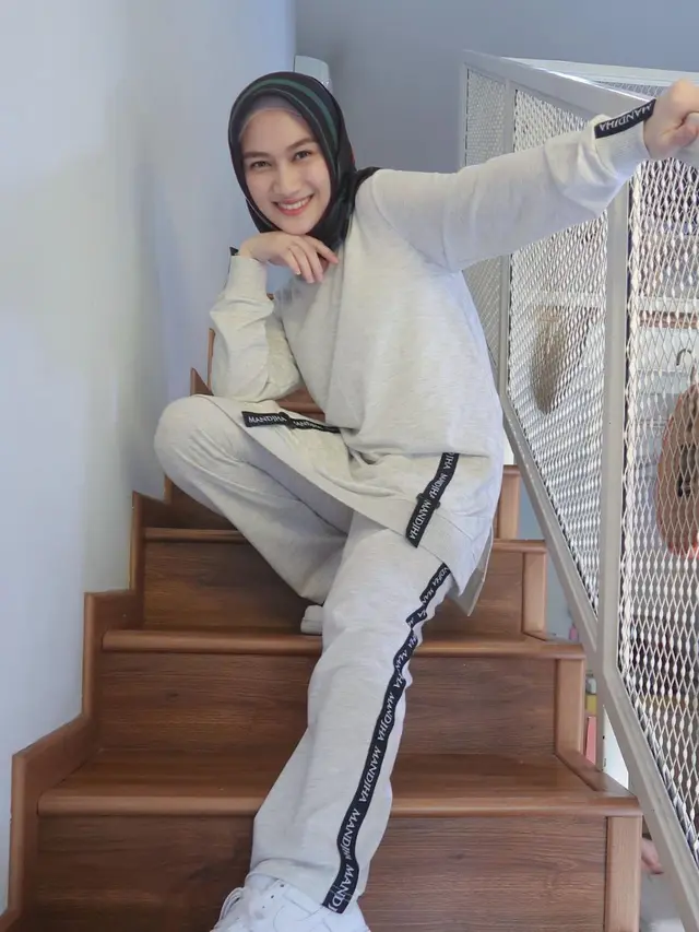 7 Gaya Hijab Sporty Melody Laksani Eks JKT48, Tetap Stylish dan Jadi Inspirasi