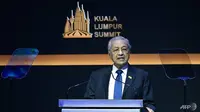 PM Mahathir Mohamad dalam KTT Islam di Kuala Lumpur Summit 2019. (Source: AFP/ Mohd Rasfan)