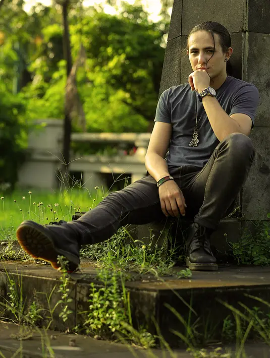 Ketika ditanya apa alasan ibu-ibu itu menamparnya, ternyata sang ibu gemas dengan Dylan dan karakter antagonis yang diperankannya selama ini. Sempat merasa kesal dengan sikap ibu-ibu itu, Dylan pun akhirnya berusaha menerima. (Bambang E.Ros/Bintang.com)