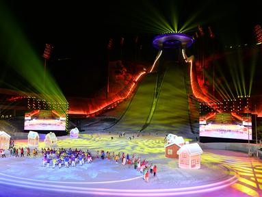 Para penampil berpartisipasi dalam upacara pembukaan acara olahraga musim dingin kedua Provinsi Hebei di Pusat Ski Jumping Nasional, Chongli, Kota Zhangjiakou, Provinsi Hebei, China, 21 Desember 2020. (Xinhua/Jin Haoyuan)