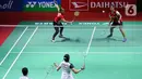 Pebulu tangkis ganda putri Indonesia Lanny Tia Mayasari/Ribka Sugiarto (atas) saat bertanding melawan ganda putri India Tanisha Crasto/Ashwini pada babak 16 besar Daihatsu Indonesia Masters 2023 di Istora Senayan, Jakarta, Kamis (26/1/2023). Pasangan Lanny/Ribka terhenti di babak 16 besar Indonesia Masters 2023 dengan skor 19-21, 21-18, dan 23-21. (Liputan6.com/Herman Zakharia)