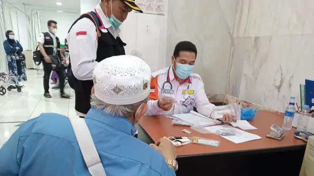 Petugas kesehatan PPIH Arab Saudi memeriksa jemaah haji Indonesia yang dirawat di KKHI Makkah. Petugas mengingatkan jemaah untuk mewaspadai ancaman serangan jantung saat beribadah. (FOTO: MCH PPIH ARAB SAUDI 2023)