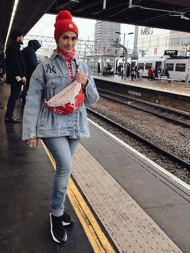 6 Penampilan Glamor Iis Dahlia, Tampil Elegan