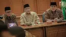 Ketua Umum PBNU Said Aqil Siradj (tengah) memberi keterangan saat konferensi pers terkait Pemilu 2019 di Kantor PBNU, Jakarta, Senin (15/4). PBNU mengimbau masyarakat menggunakan hak pilih dengan nalar dan nurani untuk memilih presiden dan wakil presiden. (Liputan6.com/Faizal Fanani)