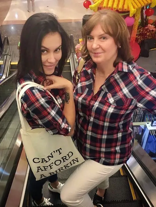 Ibu dan anak terlihat kompak ya. Sophia Latjuba dan ibu terlihat sama-sama mengenakan kemeja kotak-kotak nih. (Liputan6.com/IG/@sophia_latjuba88)