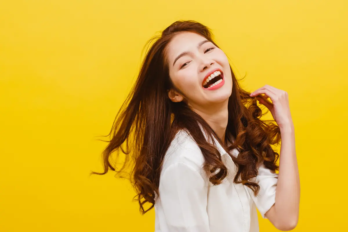 perempuan tersenyum