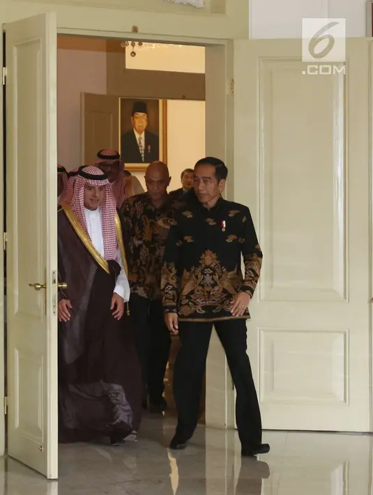 Presiden Joko Widodo menyambut kedatangan Menteri Luar Negeri Arab Saudi Adel bin Al-Jubeir dan rombongannya di Istana Kepresidenan Bogor, Senin (22/10). Pertemuan tersebut berlangsung tertutup. (Liputan6.com/Angga Yuniar)