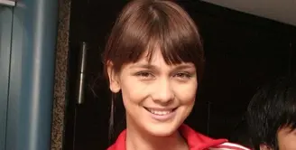 Mengenakan jaket training merah, Luna Maya saat itu masih terlihat muda. Ia pun tampil natural dengan memerlihatkan wajah blasteran yang memesona. Dengan rambut pirang diikat ke belakang lengkap dengan poni depannya. [Dok. Kapanlagi.com]