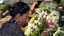 Nadya Mulya pun tak kuasa menahan air matanya yang terus menetes karena kehilangan sang adik tercinta, Jakarta, (8/9/14). (Liputan6.com/Miftahul Hayat)