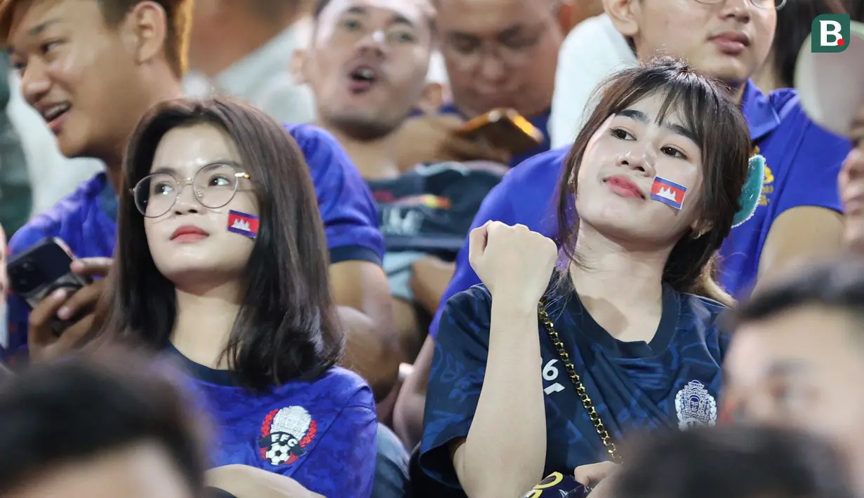 Sejumlah seporter wanita menghiasi tribun penonton saat tim sepak bola Kamboja berhadapan dengan Filipina di National Stadium, Phnom Penh, Kamboja, Selasa (2/5/2023). (Bola.com/Abdul Aziz)