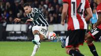 Pemain MU, Diogo Dalot (kiri), menendang bola ke gawang Sheffield United yang membuahkan gol dalam laga pekan ke-9 Premier League 2023/2024 yang berlangsung di Bramall Lane, Inggris, Minggu (22/10/2023). (AFP/Darren Staples)