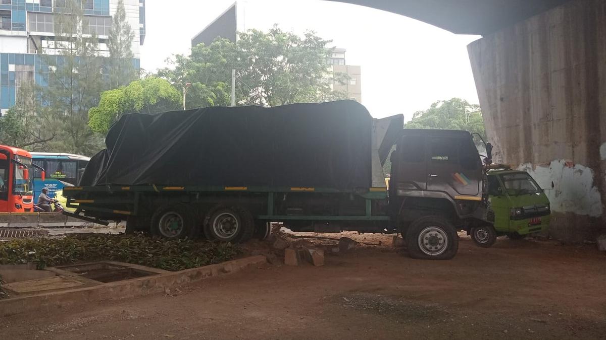 Hindari Ramai Pemotor, Sopir Truk Banting Setir ke Kanan Hantam Pembatas Jalan