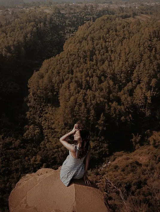Hutan yang lebat menjadi pemandangan yang meneduhkan untuk dilihat. Ditambah, gaya pose foto Glenca Chysara yang semakin membuatnya terlihat memesona. Gaya Glenca bak model papan atas dengan pemandangan yang menakjubkan. (Liputan6.com/IG/@glenkachysara)