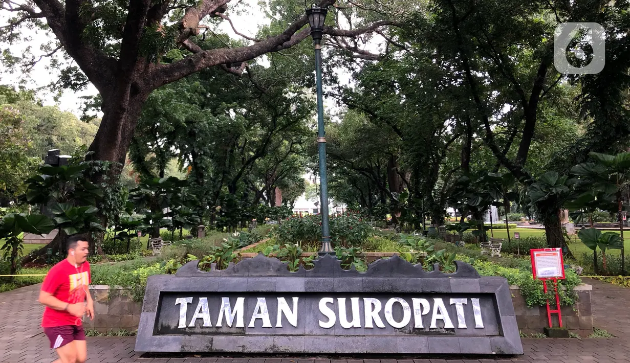 Warga beraktivitas di Taman Suropati, Jakarta, Rabu (18/3/2020). Meski ditutup untuk umum terkait upaya mencegah penyebaran virus corona COVID-19, sebagian masyarakat tetap beraktivitas di sekitar taman tersebut untuk berolahraga atau sekadar berekreasi. (Liputan6.com/Immanuel Antonius)