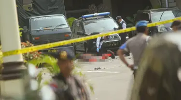 Polisi memeriksa jenazah seorang yang diduga sebagai pelaku bom bunuh diri di Mapolrestabes Medan, Sumatera Utara, Rabu (13/11/2019). Bom bunuh diri meledak di Mapolrestabes Medan sekitar pukul 08.45 WIB. (ATAR/AFP)