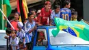 Penggemar sepak bola berpartisipasi dalam konvoi menyambut turnamen sepak bola Piala Dunia 2026 di Polewali Mandar, Sulawesi Barat, Kamis 11 Juni 2026. (Muhammad SALIM/AFP)