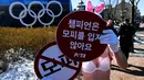 Seorang aktivis wanita dari PETA saat berunjuk rasa memprotes Olimpiade Pyeongchang 2018 di Pyeongchang, Korea Selatan (6/2). Aktivis ini nekat tampil berbikini saat unjak rasa berlangsung. (AFP Photo/Dimitar Dilkoff)
