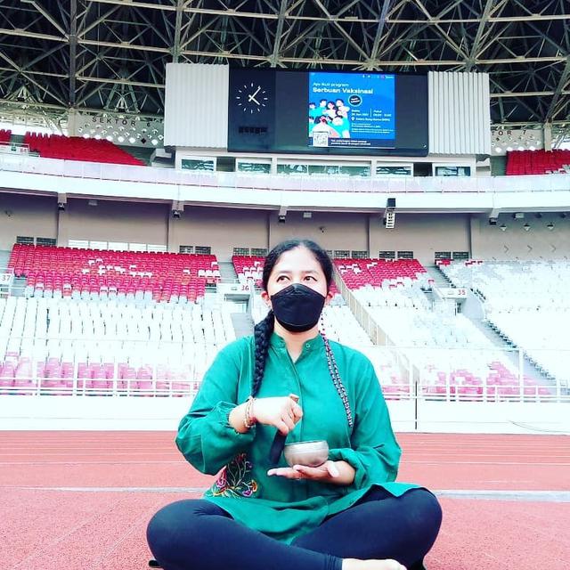 6 Potret Rara Pawang Hujan Lakukan Ritual di Berbagai Tempat Ini Curi Perhatian