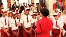 Para murid mendengarkan Menlu Retno Marsudi menjelaskan gedung Pancasila, Jakarta, Kamis (1/6). Gedung ini menjadi saksi sejarah saat Presiden Soekarno yang merupakan anggota BPUPKI berpidato di sidang BPUPKI pada 1 Juni 1945. (Liputan6.com/Angga Yuniar)